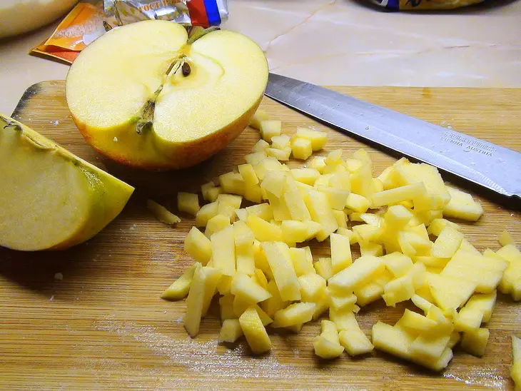 До невозможности вкусные пирожные с марципаном, изюмом и яблоками!: шаг 3