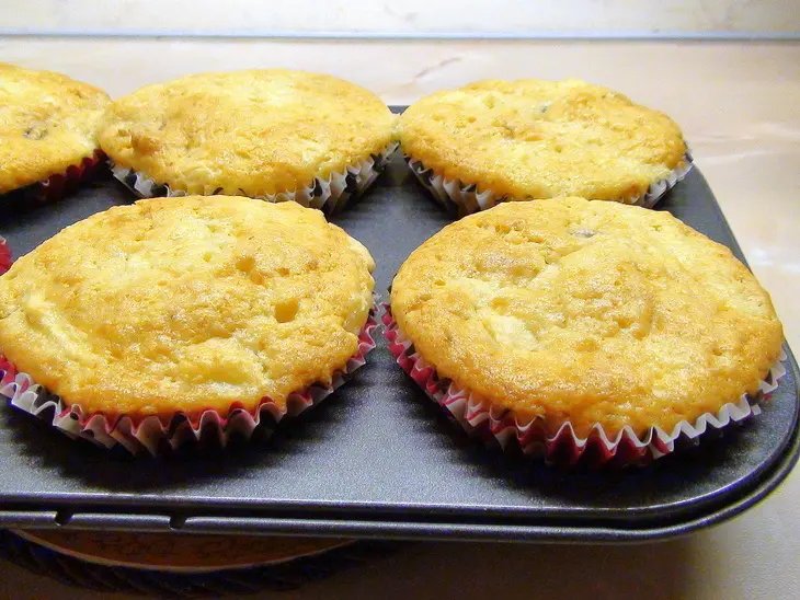 До невозможности вкусные пирожные с марципаном, изюмом и яблоками!: шаг 7