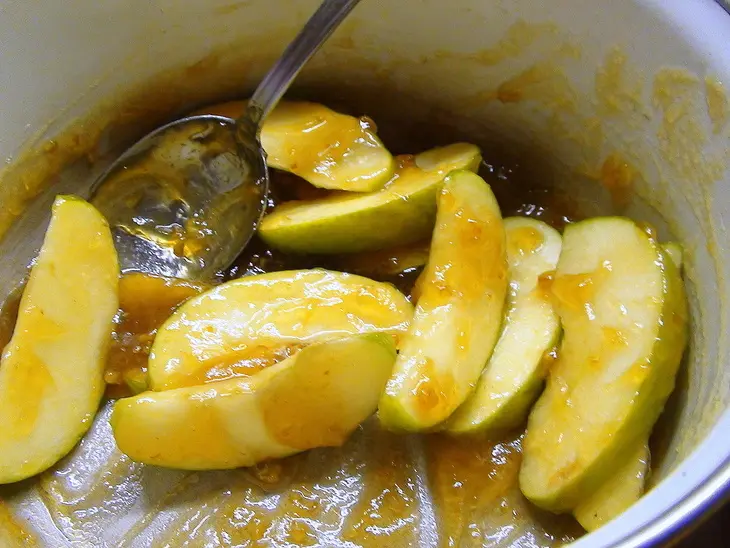 До невозможности вкусные пирожные с марципаном, изюмом и яблоками!: шаг 9