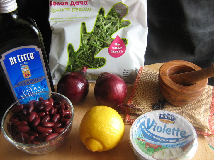 Салат с фасолью,руколой и творожным сыром.: шаг 1