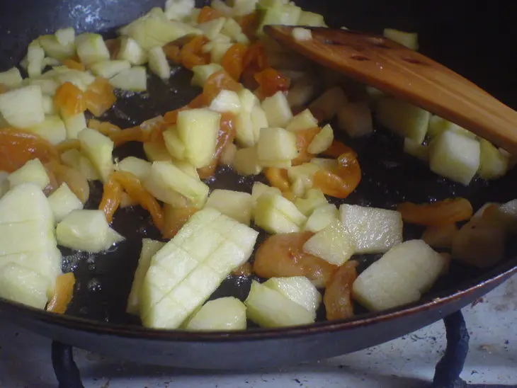 Каша пшенная с курагой и яблоками (дуэль): шаг 4