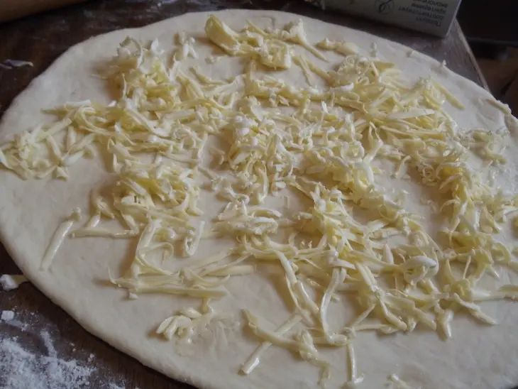 Пасхальный венок с орехами и сухофруктами: шаг 2