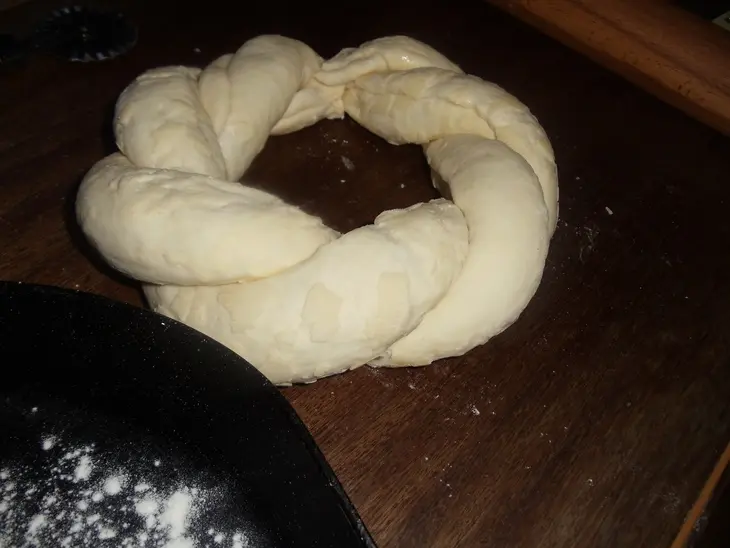 Пасхальный венок с орехами и сухофруктами: шаг 8
