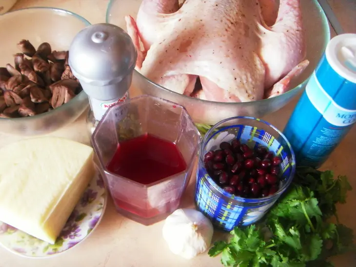 Курица фаршированная сулугуни,гранатом и куриными сердечками: шаг 1