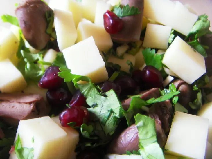 Курица фаршированная сулугуни,гранатом и куриными сердечками: шаг 2