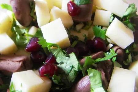 Курица фаршированная сулугуни,гранатом и куриными сердечками: шаг 2