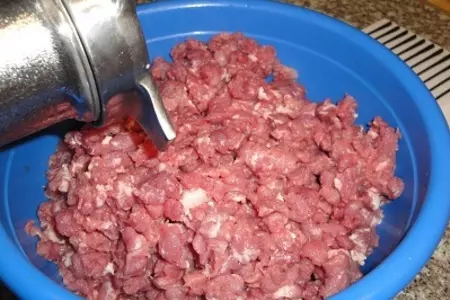 Свежие колбаски для жарки: шаг 1