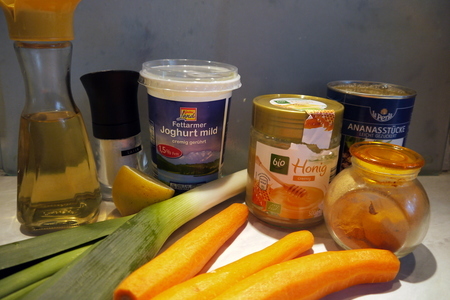 Теплый морковный салат с пикантным ананасом: шаг 1