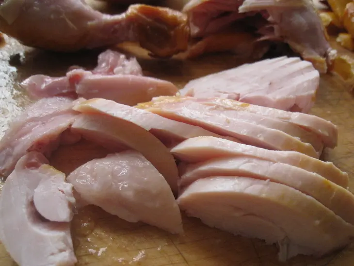 Салат с копченой курицей и грецкими орехами: шаг 2