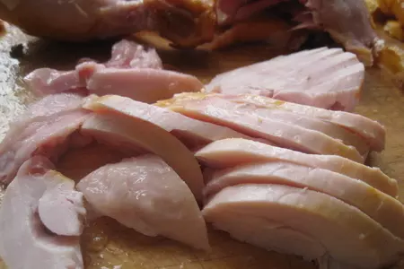Салат с копченой курицей и грецкими орехами: шаг 2