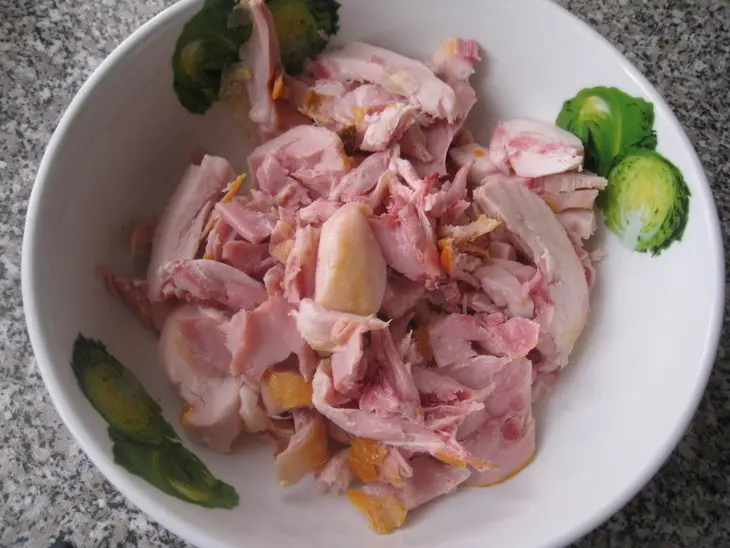 Салат с копченой курицей и грецкими орехами: шаг 3