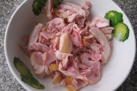 Салат с копченой курицей и грецкими орехами: шаг 3