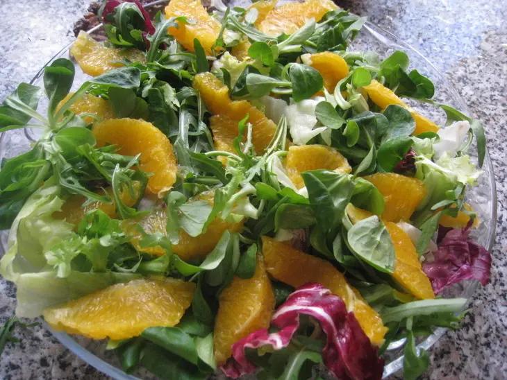 Салат с копченой курицей и грецкими орехами: шаг 8