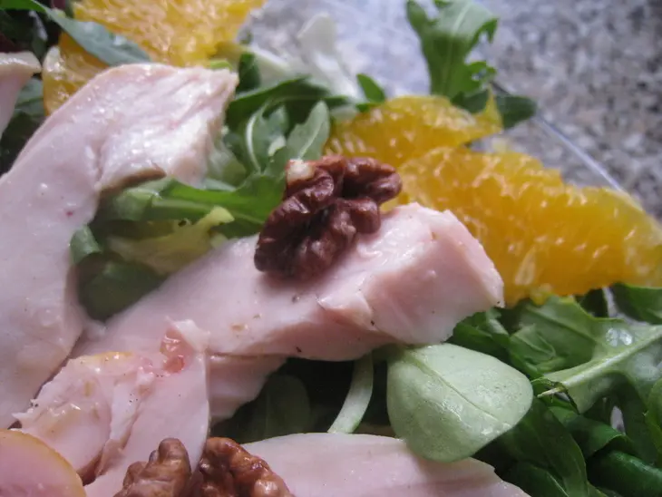 Салат с копченой курицей и грецкими орехами: шаг 9