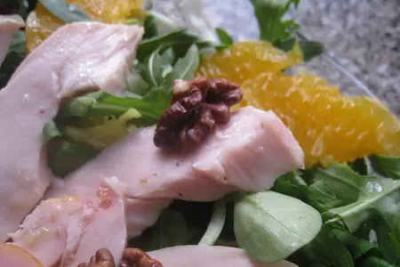 Салат с копченой курицей и грецкими орехами: шаг 9
