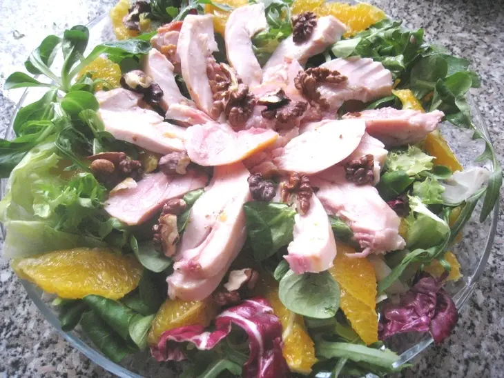 Салат с копченой курицей и грецкими орехами: шаг 10