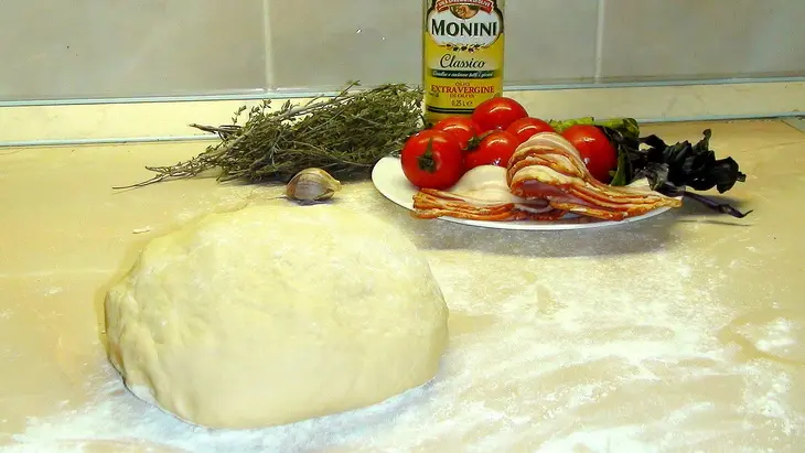 Закрытая пицца с белым винным соусом беконом и грибами. кальцоне.: шаг 2