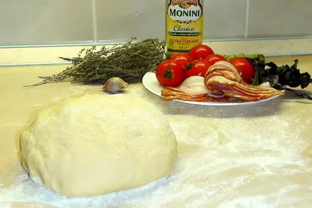 Закрытая пицца с белым винным соусом беконом и грибами. кальцоне.: шаг 2