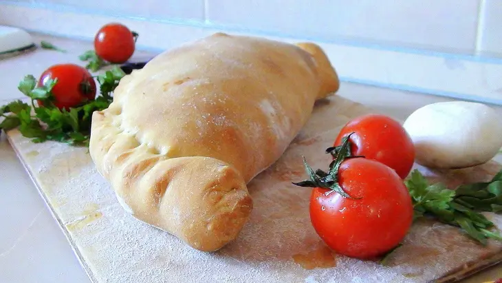 Закрытая пицца с белым винным соусом беконом и грибами. кальцоне.: шаг 3