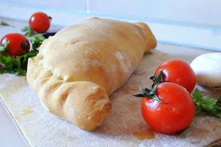 Закрытая пицца с белым винным соусом беконом и грибами. кальцоне.: шаг 3