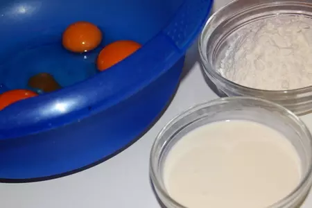 Японский  хлопковый бисквит+заварной клубничный крем: шаг 1