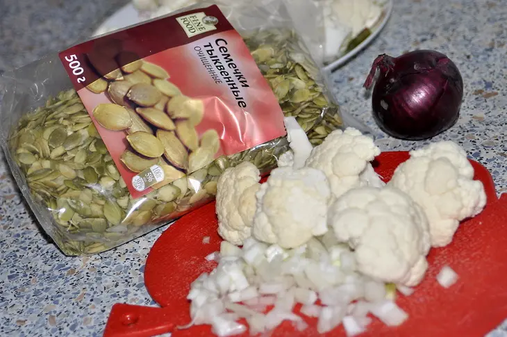 Цветная капуста с тыквенными семечками и орешками: шаг 2