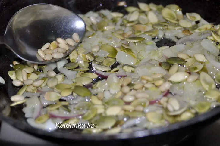 Цветная капуста с тыквенными семечками и орешками: шаг 3