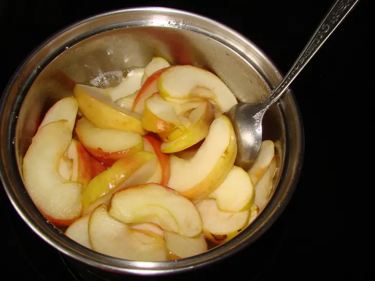 Шоколадный манник с карамельными яблоками: шаг 8