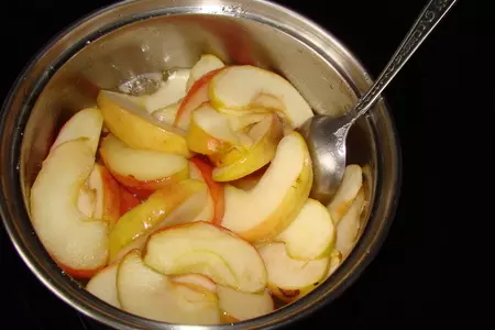 Шоколадный манник с карамельными яблоками: шаг 8