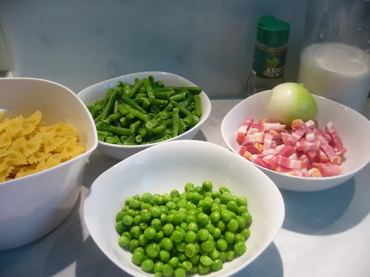 Паста фарфалле со сливочным соусом, зеленым горошком и стручковой фасолью: шаг 1
