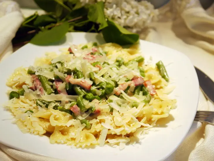 Паста фарфалле со сливочным соусом, зеленым горошком и стручковой фасолью: шаг 6