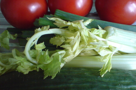 Томатное тирамису  или салат из помидоров,огурца  и фисташкового песто: шаг 1