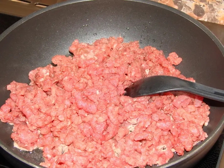 Салат ,луковый с фаршем,: шаг 2