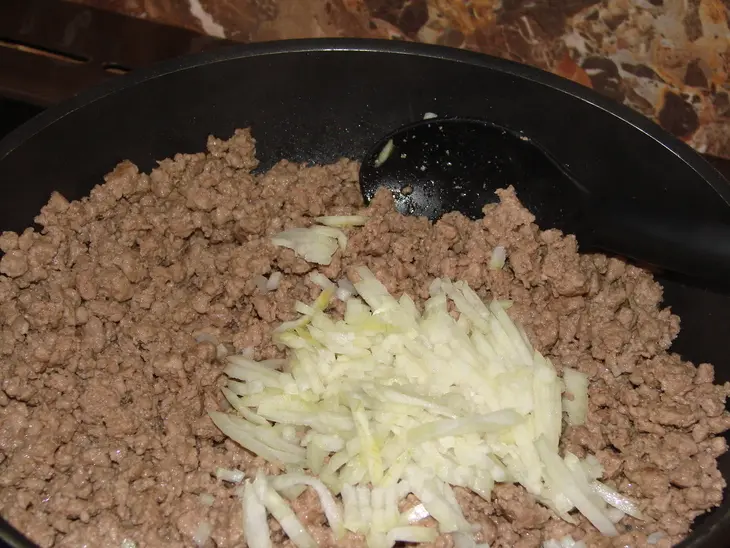 Салат ,луковый с фаршем,: шаг 5