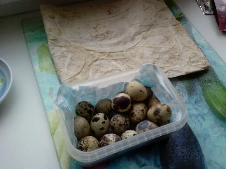Мясной венок с перепелиными яйцами, запечённый в лаваше: шаг 1