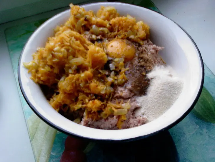 Мясной венок с перепелиными яйцами, запечённый в лаваше: шаг 3