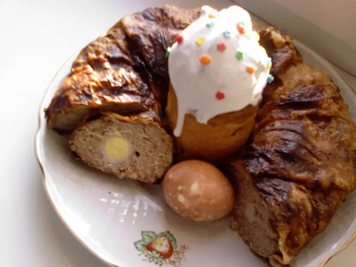 Мясной венок с перепелиными яйцами, запечённый в лаваше: шаг 9