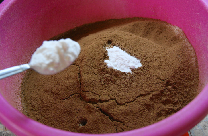 Шоколадный бисквит на кипятке: шаг 6