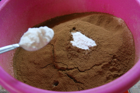 Шоколадный бисквит на кипятке: шаг 6