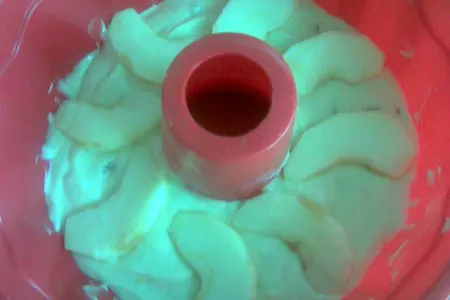 Медовый кекс с яблоком и изюмом: шаг 3