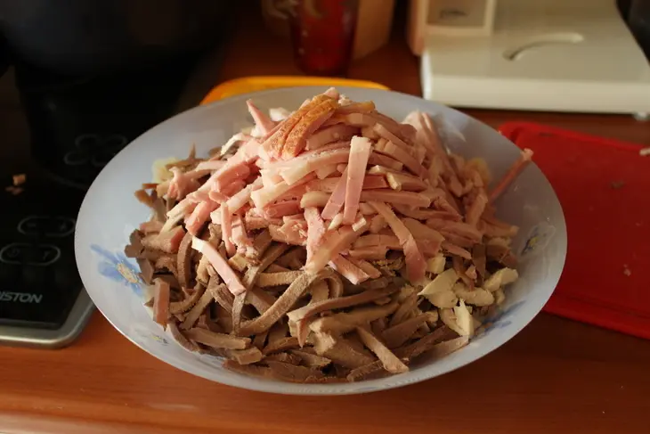 Мясной салат-ассорти в тарталетках: шаг 1