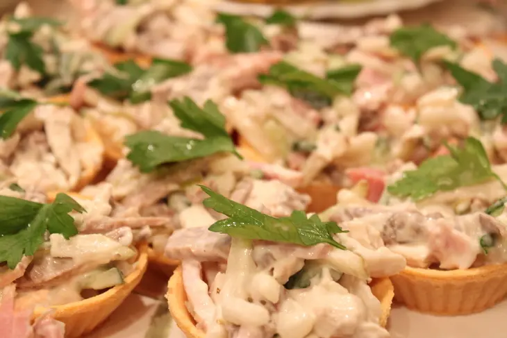 Мясной салат-ассорти в тарталетках: шаг 2
