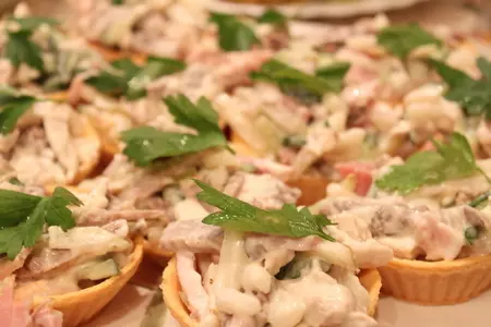 Мясной салат-ассорти в тарталетках: шаг 2
