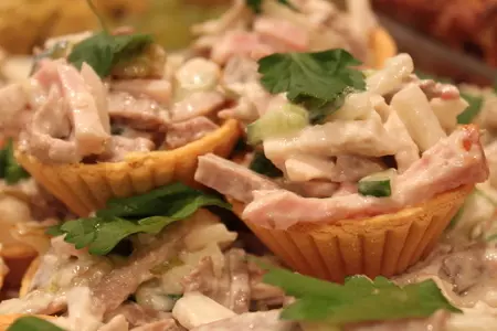 Мясной салат-ассорти в тарталетках: шаг 3