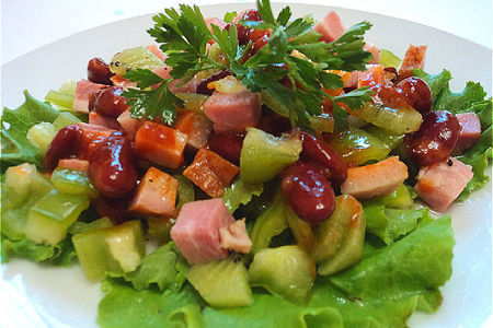 Салат с копченым мясом, красной фасолью и киви: шаг 2