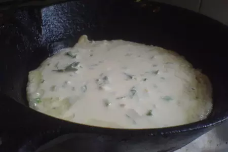 Творожные блины с луком и зеленью: шаг 7