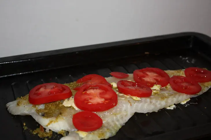 Пангасиус с сыром и помидорами: шаг 1