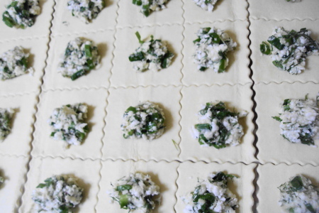 Слоеные пирожки с зеленым луком и сыром: шаг 3