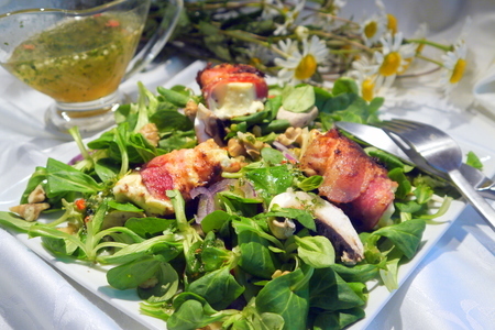 Зеленый салат с жареной в беконе брынзой: шаг 5