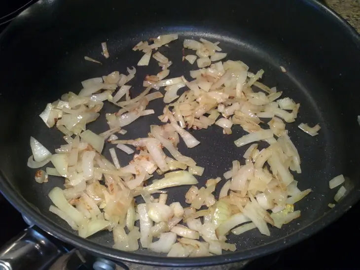 Мясо с молодым картофелем по-холостяцки в горшке: шаг 5